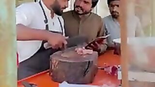 Udhar ke paseon pa mili gari.