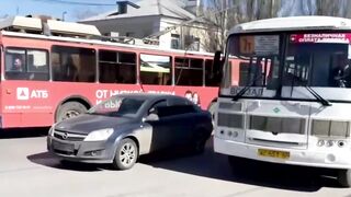 Алкаш против Автобуса, алкаш бьёт лопатой автобус