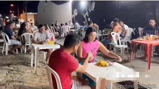 "Vou levar ela pra comer espetinho, laeu gasto menos"