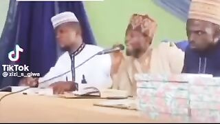Learning Tajweed is not easy, see how Qari Saab is teaching Tajweed to his students