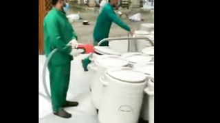 مدینہ منورہ کے اندر اب زمزم کولروں کے اندر بھرا جا رہا ہے