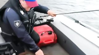 Взял щуку мамку голыми руками. Опыт в рыбалке не пропоешь