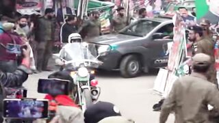 عمران خا ن کو عدالت پیش کرنے کا منظر۔۔کارکن عمران خان کی گاڑی کے ساتھ لپٹ گ