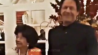 Malaysia president ki bivi imran khan ka sath selfi lane ka lya hat pakre ki ajazat mangi