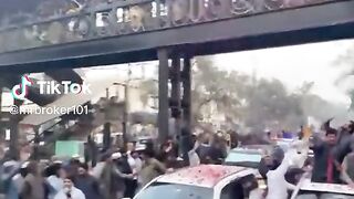 Imran khan ka Lahore  high court mian jate hoe estqbal