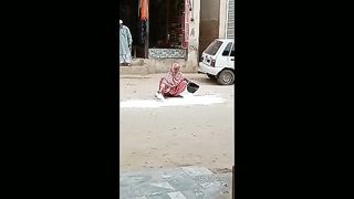 زمین پر گرا آٹا بے چاری عورت اکٹھا کر رہی ہے