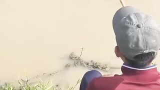 Реальной речной монстр, поклевка сома (70)кг на удочку. Рыбалка на дикой реке