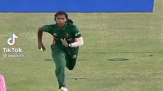 Australia women bowler ki nakal utarte hue