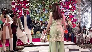 girl viral dance