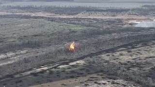 Ukrainian Paratroopers kill Russian forces with artillery near Bakhmut