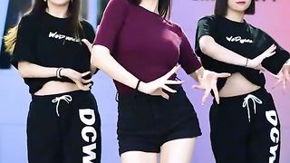 cute girl dancein tiktok