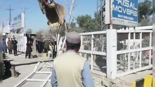 چیف کمشنراسلام آبادکے حکم پر26 نمبر بس سٹاپ پر تجاوزات کے خلاف آپرئشن