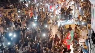 عمران خان واپس آرہا ہے