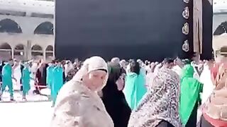 Little kid perform umrah