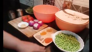 Aloo Matar Chicken Gravy recipe bi Iqra's kitchen