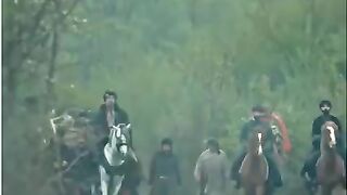 Sultan ki Tajero k libbas me qayi qabily me Entry Sultan ki Entry to check krain zara Sultan Ertugrul ki bahaduri sy muatasir