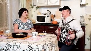 Над рекою калина. Поёт под гармонь дуэт - Александр Некрасов и Наталья Темеркаева.