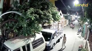 THIEVES GET A FLYING KICK! The Perpetrator Ends Caught and Crying