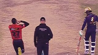 Catch hai, Fakhar! Wicket