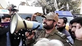 پی ٹی ائی کے کارکنوں کو قیدیوں کی گاڑی میں بیٹھنے کی آفر