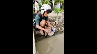 Poor boy loosing his mobile ????