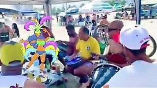 Isso é roda samba na praia brasileira Brasil