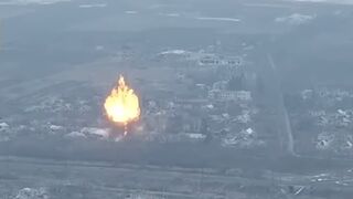 Ukrainian artillery blow up Russian command post as troops flee by bike