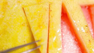 The appearance is like a pear, the flesh is like a watermelon  المظهر مثل الكمثرى ، اللحم مثل البطيخ ،