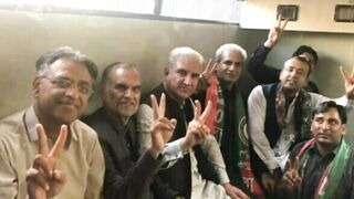 شاہ محمود قریشی سمیت سینئر پی ٹی آ ئی قیادت نے گرفتاری دے دی #hdnews #shorts