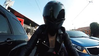 С кем ругается?