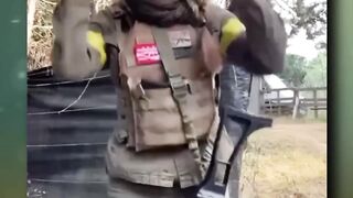 Девушка переоделась в форму одной страны и нацепила повязки другой