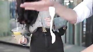 This trick is too handsome , How fast can the magician's hand be part