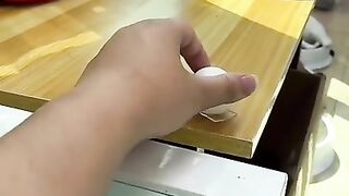 Кот не может понять, почему шарик не падает