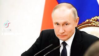 Зо что ты снами?-за это...