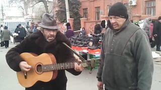 Бомжи поют песню на гитаре