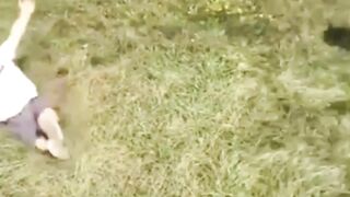 enfant qui se prend le ballon sur la tête