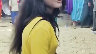 Koi ladka apni shaadi mein is ladki ko function mein bulana chahta hun to yah video dekhen