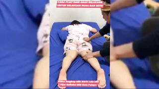 Tutorial mengatasi sakit pinggang cara merelaksasi otot paha dan pinggang dari arah belakang