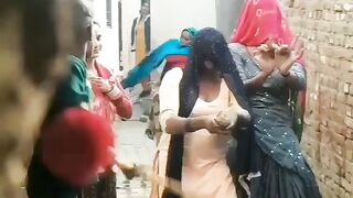 Ye kaisi larai hai ????????