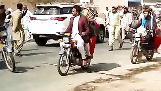 یہ ظلم ہے یا بے حسی ۔۔۔۔۔۔۔ ؟   غریب کا سارا آٹا لوٹ لیا ۔۔؟