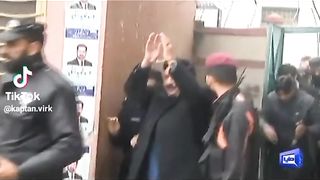 عمران خان کا انداز ضرور دیکھیں اور شیئر کریں مجھے فالو کریں