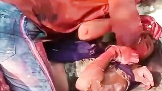 भाभी के साथ होली खेल रहे हैं प्लीज फॉलो करो आप लोग