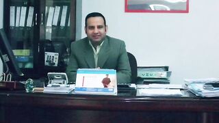 Aik bar kursi pe bethne de