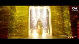 Chamma_Chamma___Fraud_Saiyaan___Elli_AvrRam%2C_Arshad_Warsi___Neha_Kakkar%2C_Tanishk%2C_Ikka%2CRomy(720p).