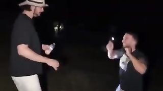 Billy et Amine dansent dans une forêt