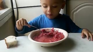 Сынуля обедает.