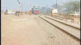 ZCU-30-6322 With 112DN Badar Express Arrival Chak Jhumra JN