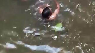 कुए में नीलगाय गिर गयी