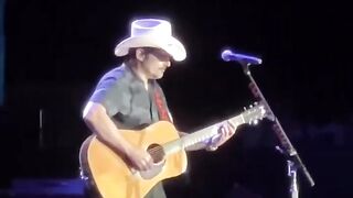 Brad Paisley Whiskey Lullaby (Live in Concert) Nashville