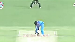 Shaheen Afridi bowling
